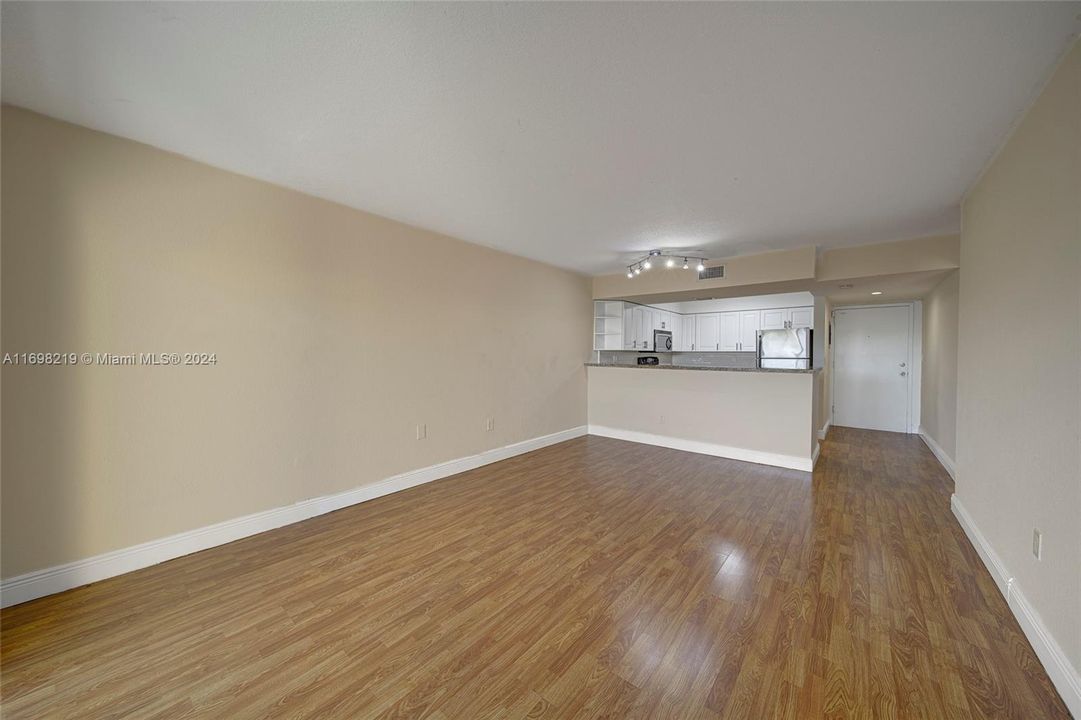 For Rent: $1,850 (1 beds, 1 baths, 810 Square Feet)