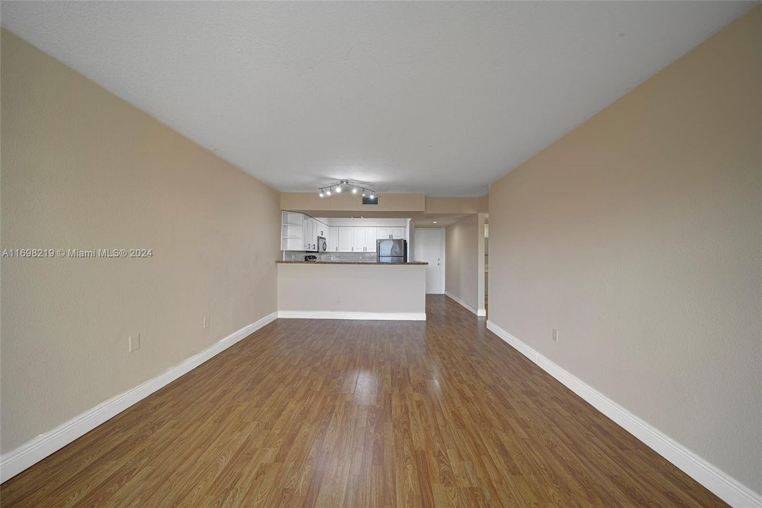 For Rent: $1,850 (1 beds, 1 baths, 810 Square Feet)