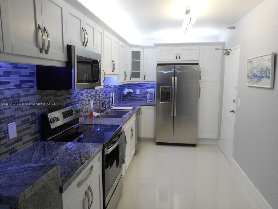 For Rent: $2,800 (1 beds, 1 baths, 1015 Square Feet)