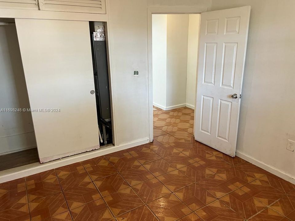 For Rent: $2,399 (2 beds, 1 baths, 1351 Square Feet)