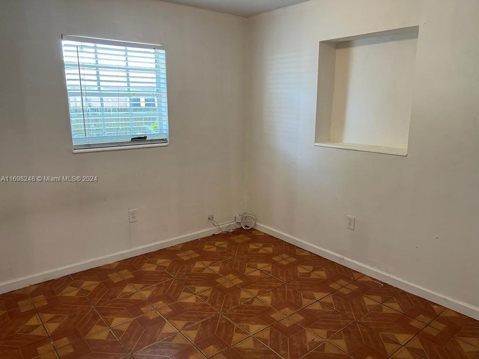 For Rent: $2,399 (2 beds, 1 baths, 1351 Square Feet)