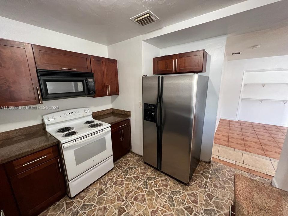 For Rent: $2,399 (2 beds, 1 baths, 1351 Square Feet)