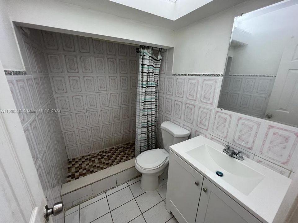 For Rent: $2,399 (2 beds, 1 baths, 1351 Square Feet)