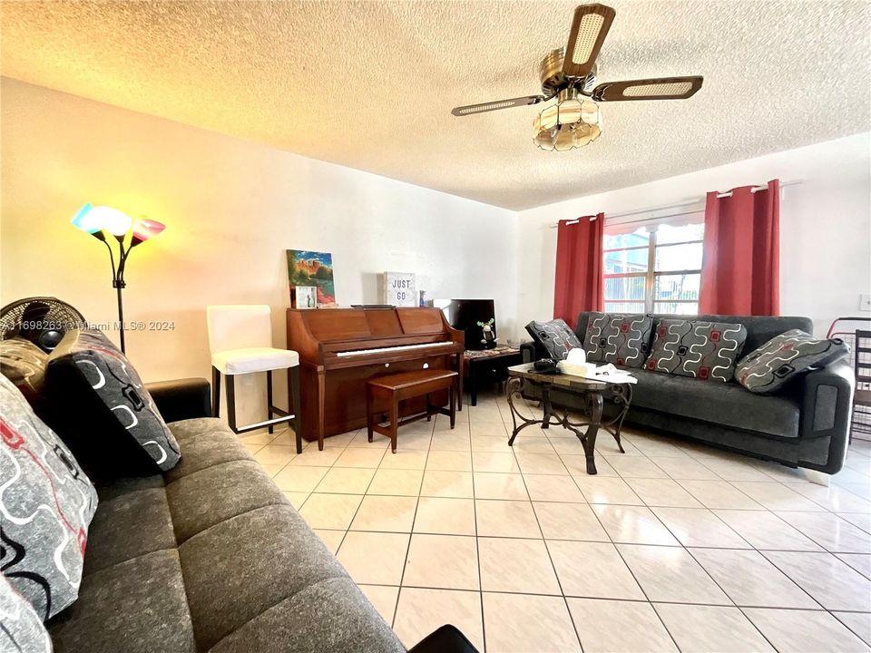 For Sale: $132,000 (2 beds, 2 baths, 907 Square Feet)