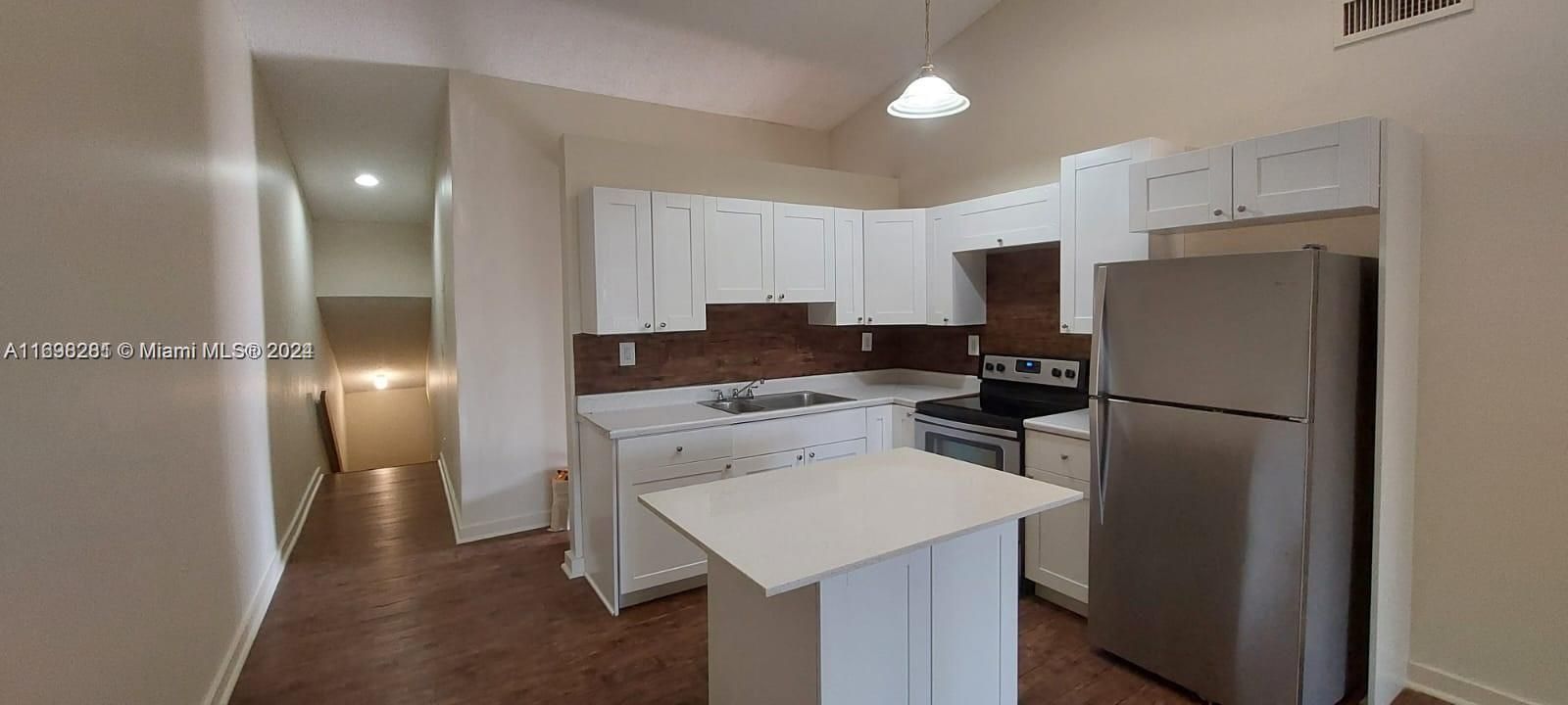 For Rent: $1,900 (3 beds, 2 baths, 965 Square Feet)