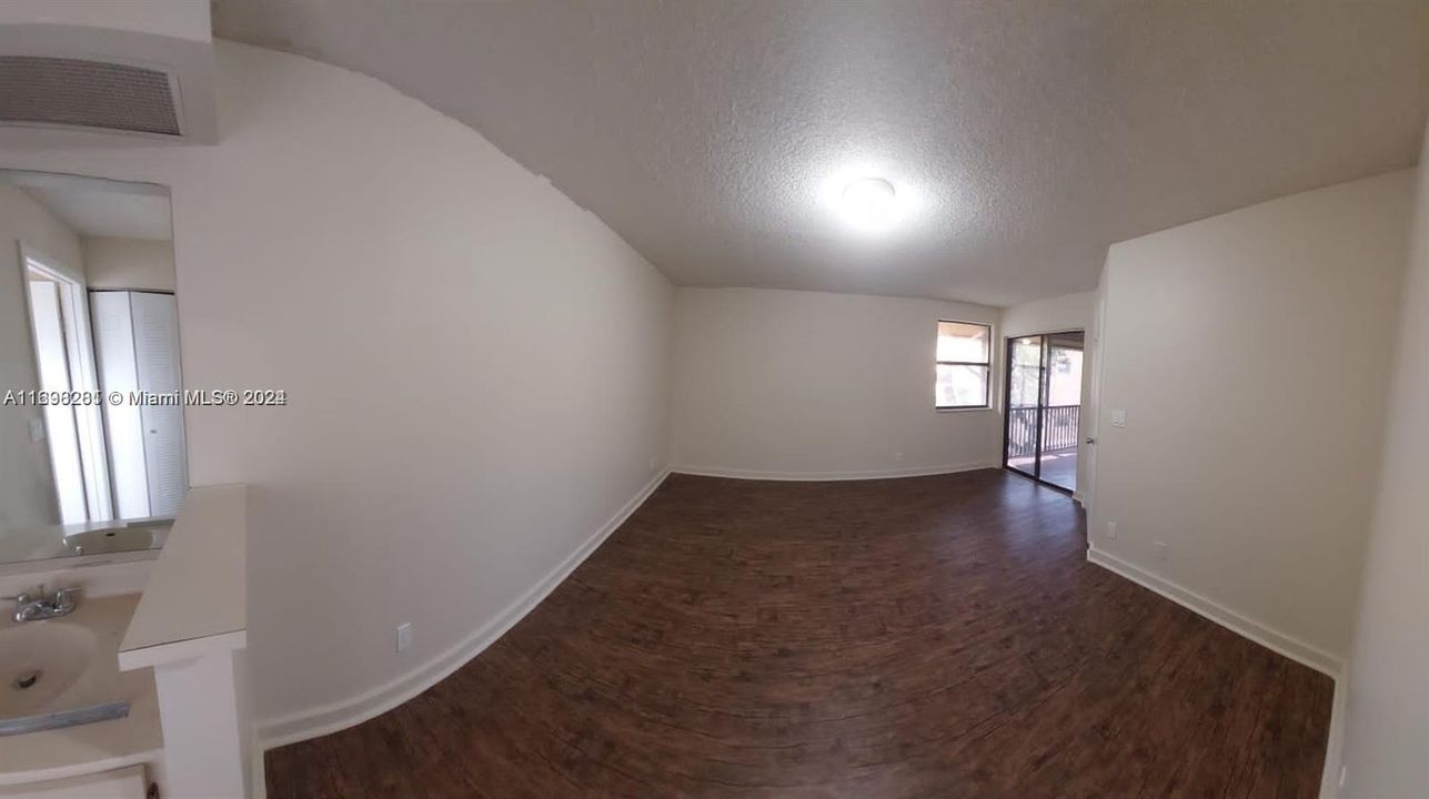 For Rent: $1,900 (3 beds, 2 baths, 965 Square Feet)