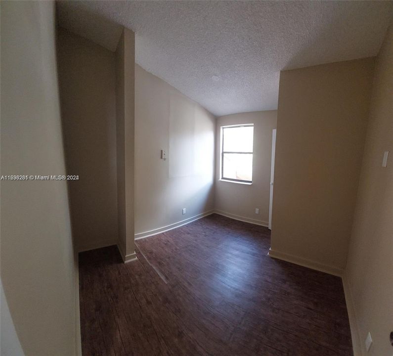 For Rent: $1,900 (3 beds, 2 baths, 965 Square Feet)