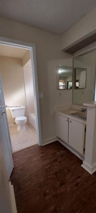 For Rent: $1,900 (3 beds, 2 baths, 965 Square Feet)