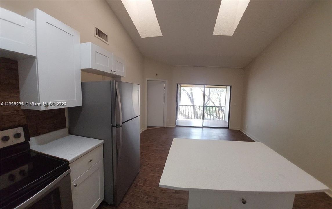 For Rent: $1,900 (3 beds, 2 baths, 965 Square Feet)