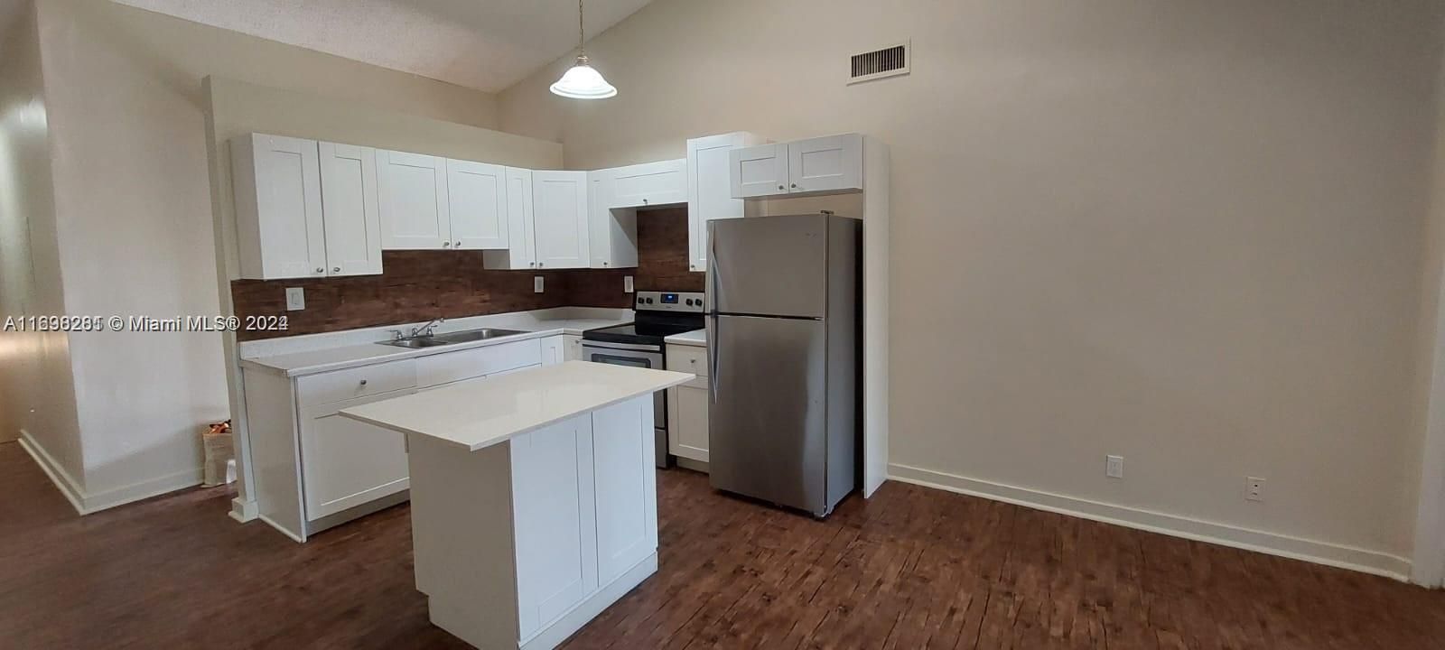 For Rent: $1,900 (3 beds, 2 baths, 965 Square Feet)