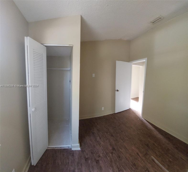 For Rent: $1,900 (3 beds, 2 baths, 965 Square Feet)