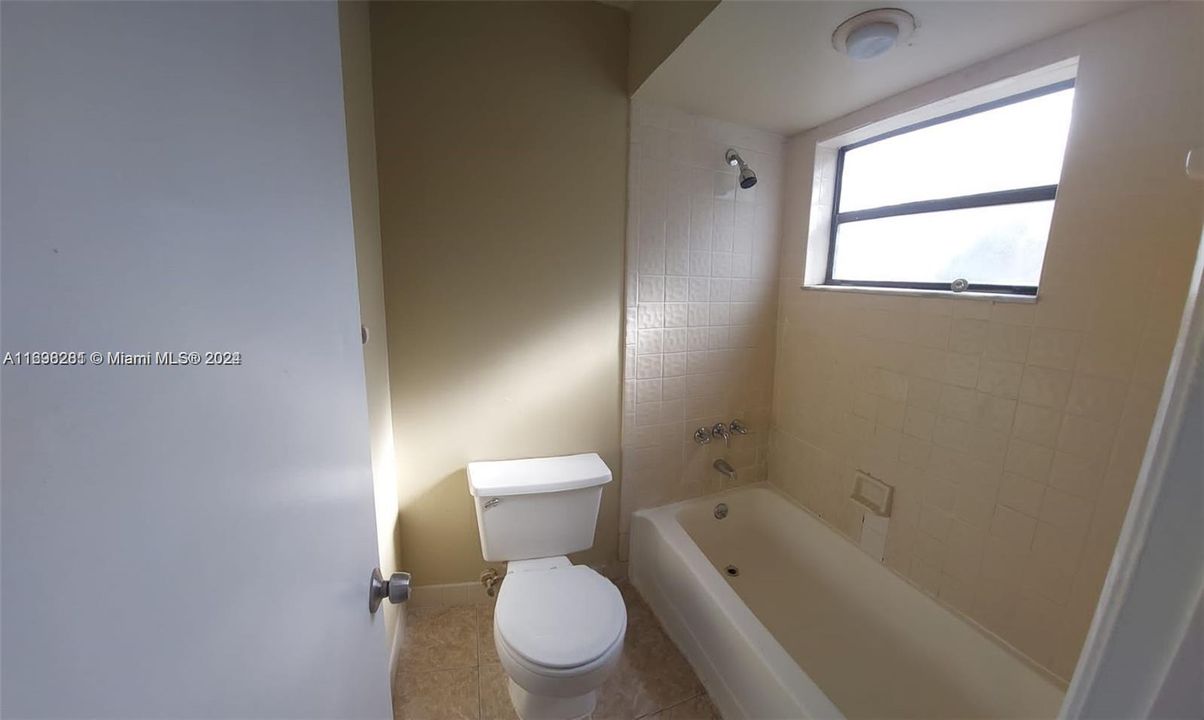 For Rent: $1,900 (3 beds, 2 baths, 965 Square Feet)