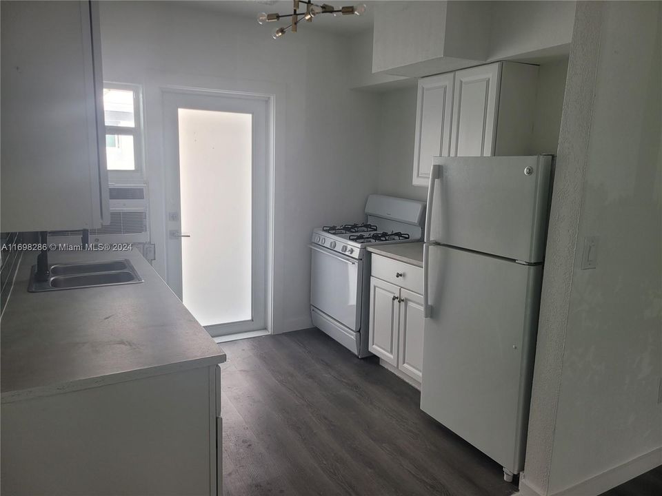 For Rent: $2,200 (1 beds, 1 baths, 950 Square Feet)