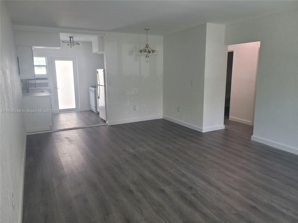 For Rent: $2,200 (1 beds, 1 baths, 950 Square Feet)