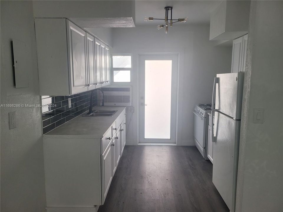 For Rent: $2,200 (1 beds, 1 baths, 950 Square Feet)