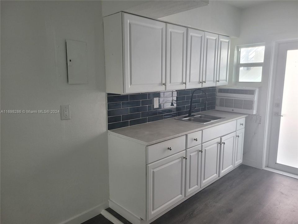 For Rent: $2,200 (1 beds, 1 baths, 950 Square Feet)