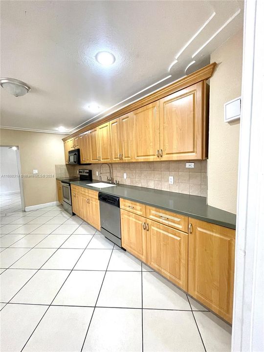 For Rent: $2,750 (2 beds, 1 baths, 2870 Square Feet)