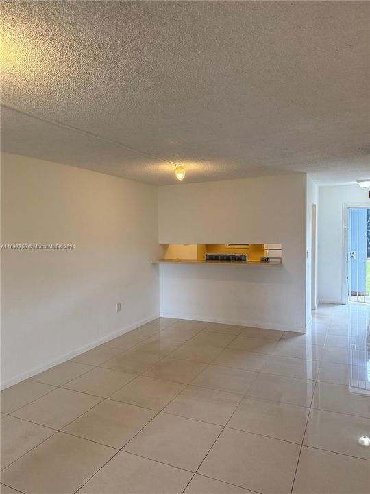 Dining Area, with kitchen bar, great for barstools.