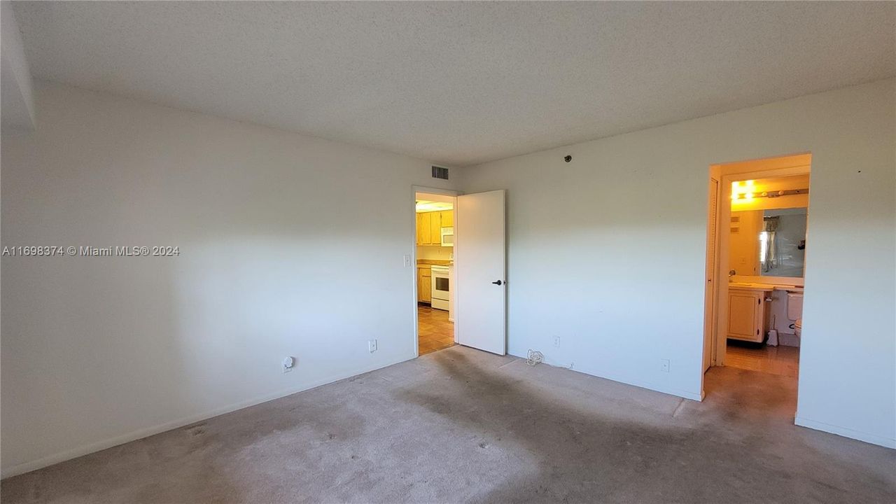 For Sale: $150,000 (1 beds, 1 baths, 900 Square Feet)