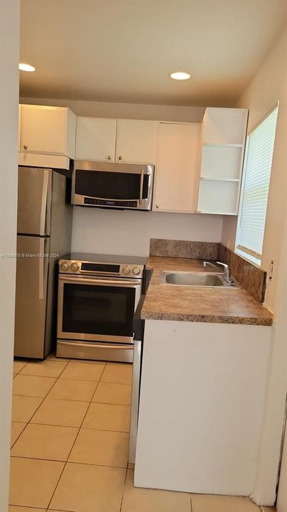 For Rent: $1,900 (2 beds, 2 baths, 950 Square Feet)