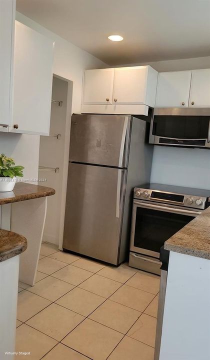 For Rent: $1,900 (2 beds, 2 baths, 950 Square Feet)