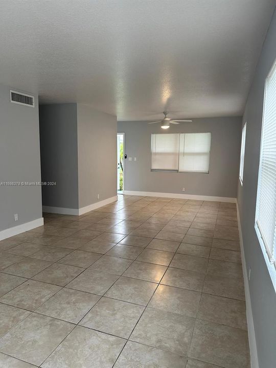 For Rent: $1,900 (2 beds, 2 baths, 950 Square Feet)