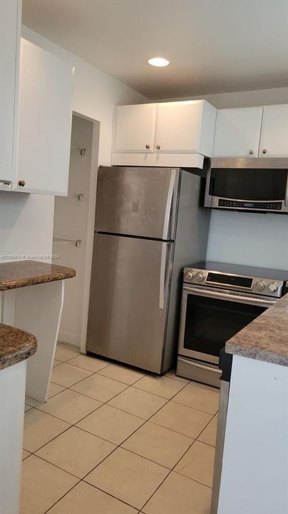 For Rent: $1,900 (2 beds, 2 baths, 950 Square Feet)