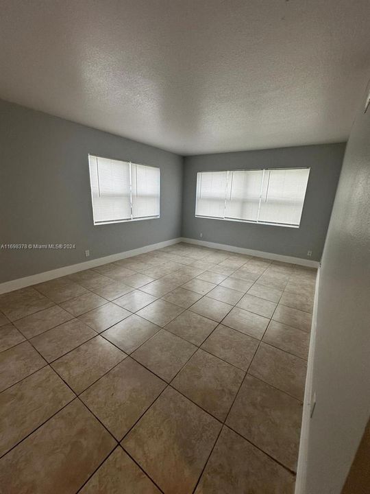 For Rent: $1,900 (2 beds, 2 baths, 950 Square Feet)