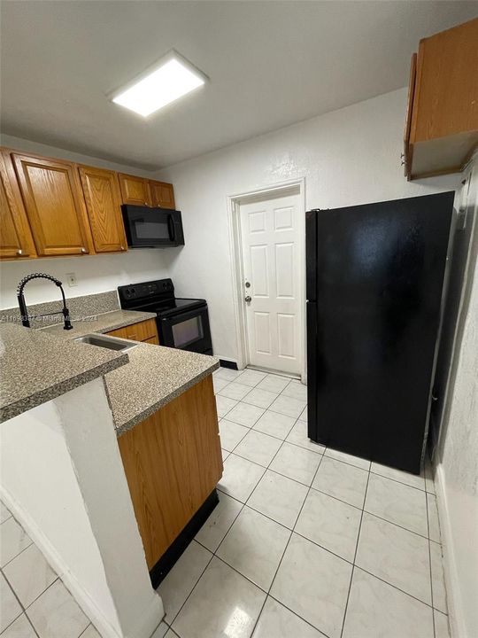 For Rent: $1,700 (2 beds, 1 baths, 1372 Square Feet)