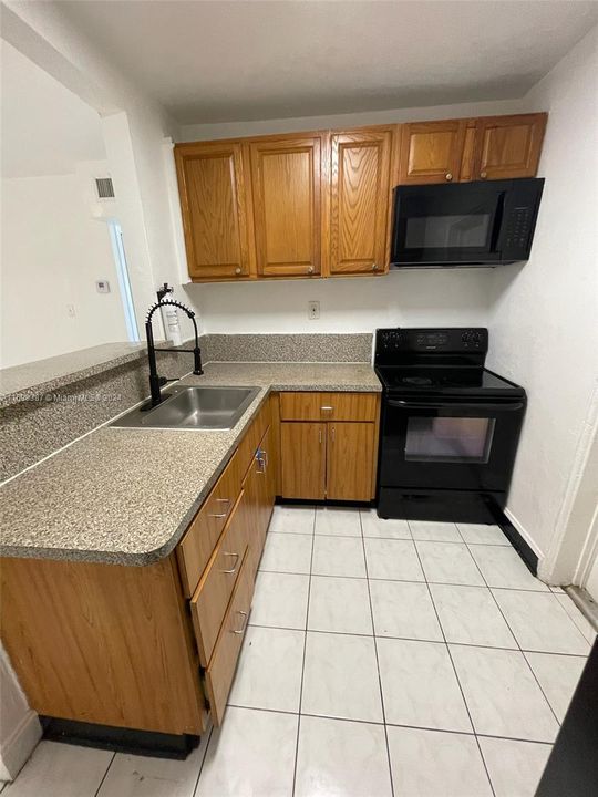 For Rent: $1,700 (2 beds, 1 baths, 1372 Square Feet)