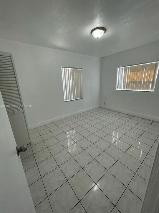 For Rent: $1,700 (2 beds, 1 baths, 1372 Square Feet)