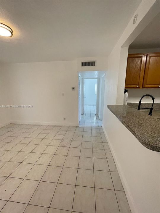 For Rent: $1,700 (2 beds, 1 baths, 1372 Square Feet)