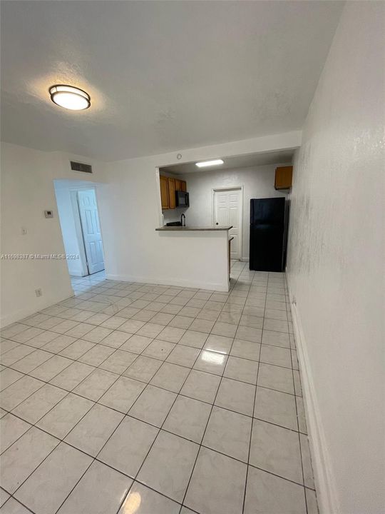 For Rent: $1,700 (2 beds, 1 baths, 1372 Square Feet)