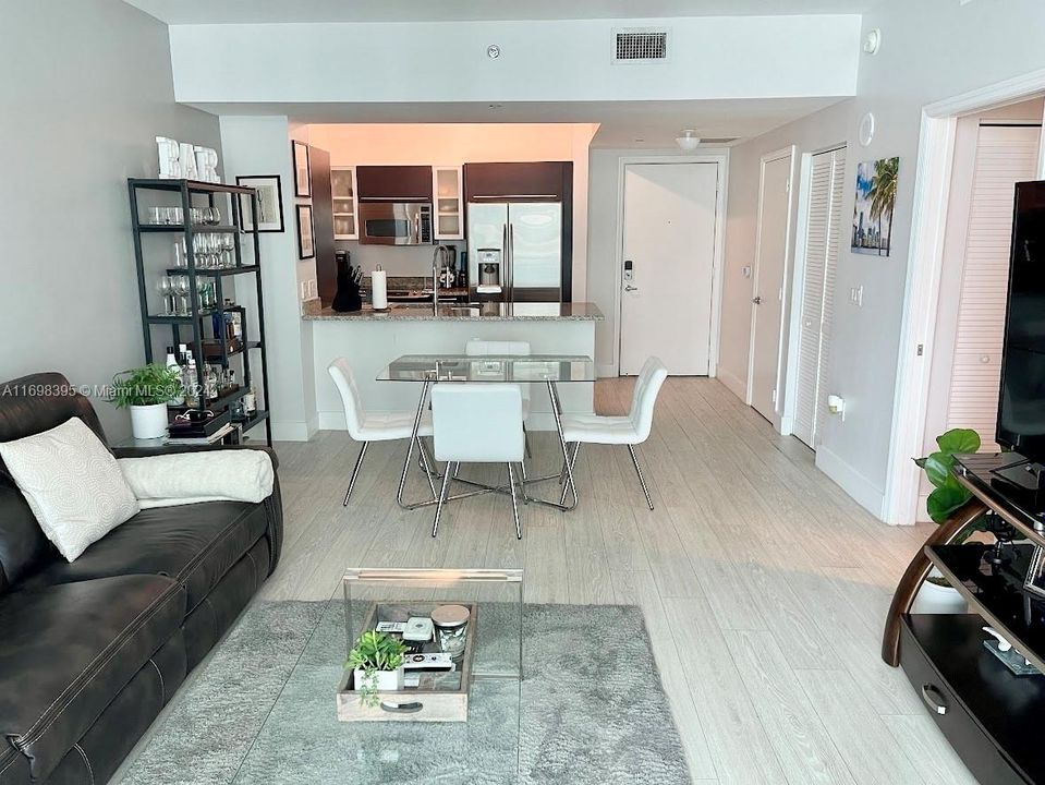 For Sale: $449,000 (1 beds, 1 baths, 692 Square Feet)