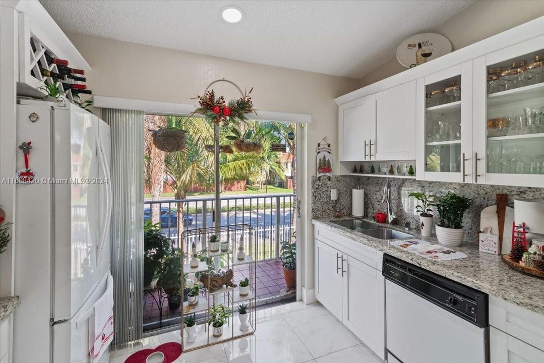 For Sale: $355,000 (2 beds, 2 baths, 1020 Square Feet)