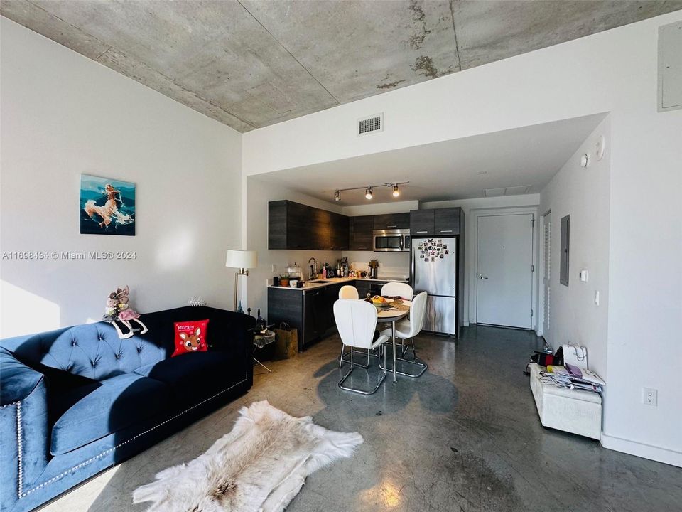 For Sale: $385,000 (1 beds, 1 baths, 533 Square Feet)