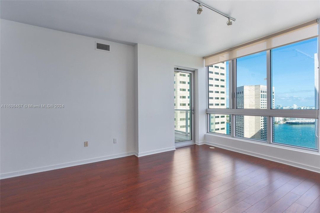 For Sale: $645,000 (2 beds, 2 baths, 1006 Square Feet)