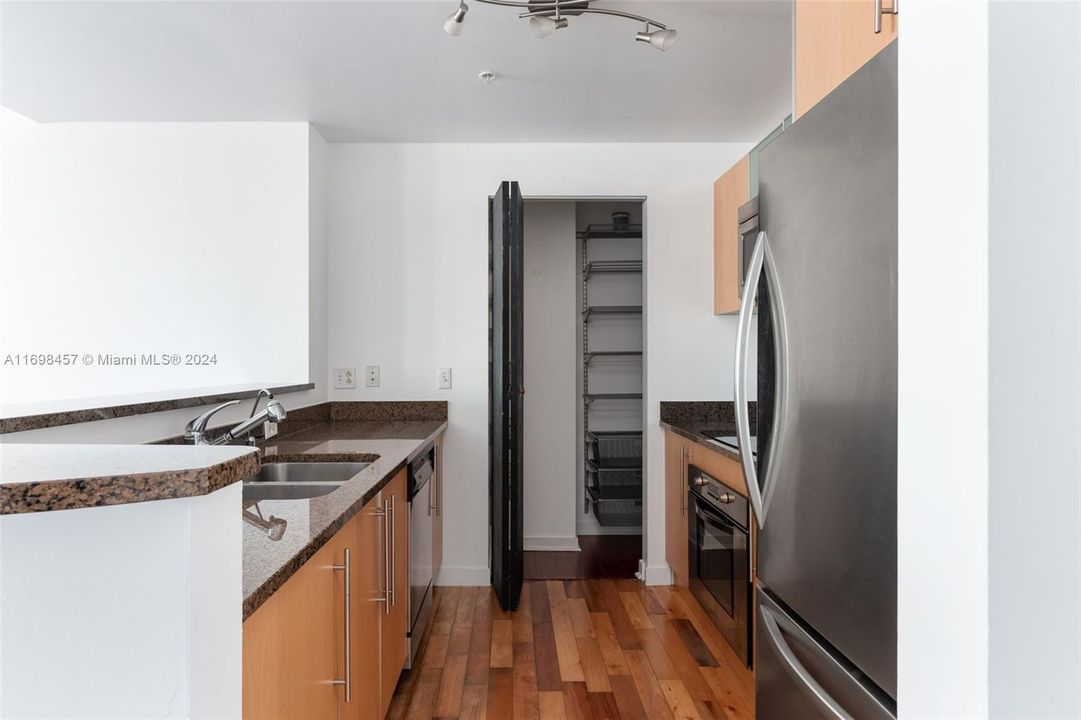 For Sale: $645,000 (2 beds, 2 baths, 1006 Square Feet)