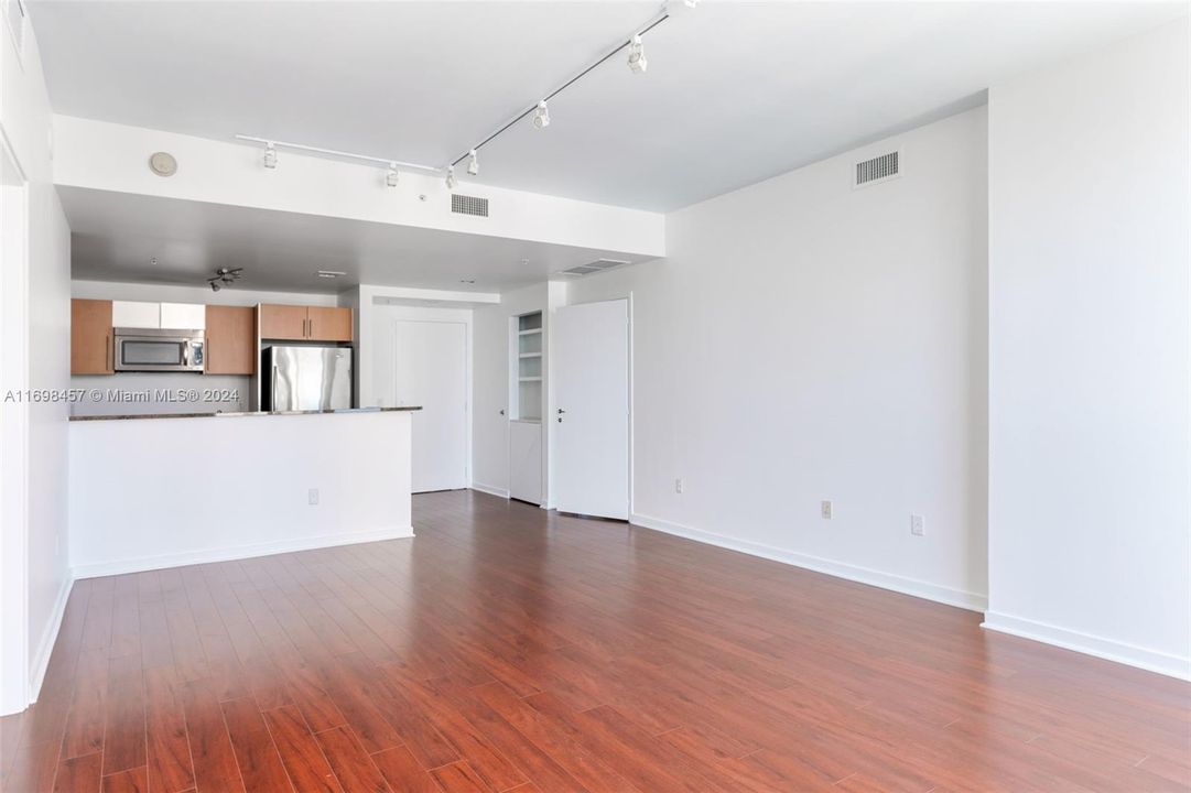 For Sale: $645,000 (2 beds, 2 baths, 1006 Square Feet)