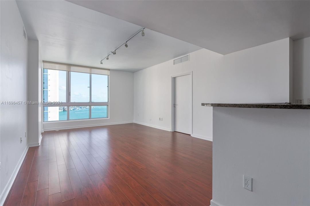 For Sale: $645,000 (2 beds, 2 baths, 1006 Square Feet)