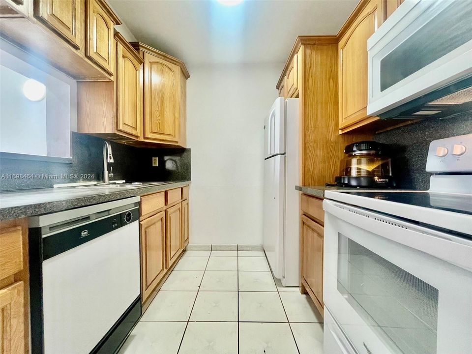 For Rent: $2,200 (2 beds, 1 baths, 1114 Square Feet)