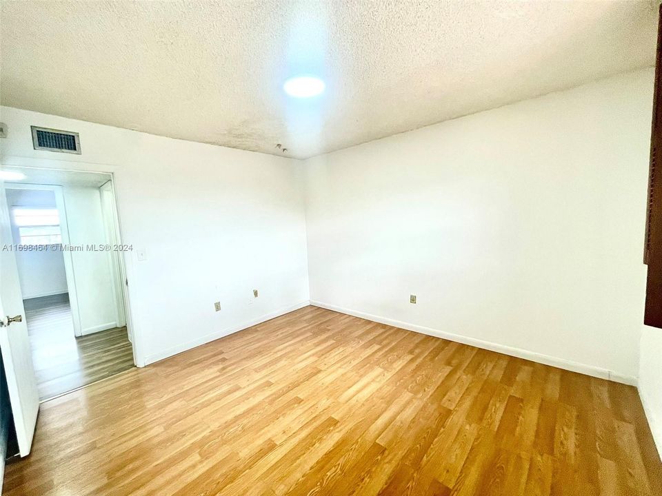 For Rent: $2,200 (2 beds, 1 baths, 1114 Square Feet)