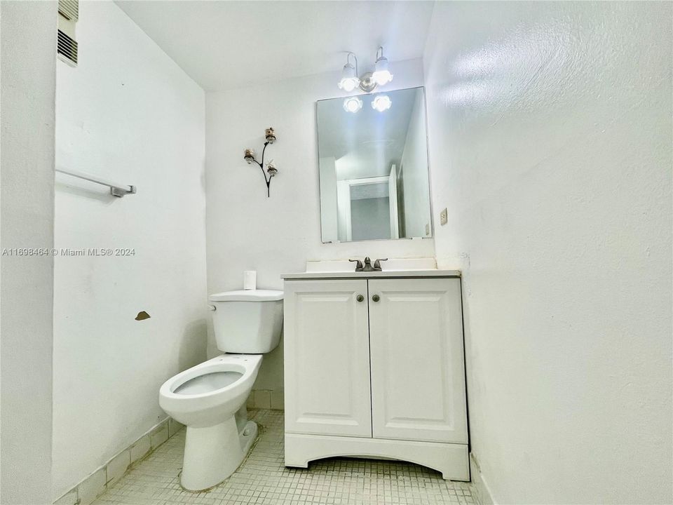 For Rent: $2,200 (2 beds, 1 baths, 1114 Square Feet)