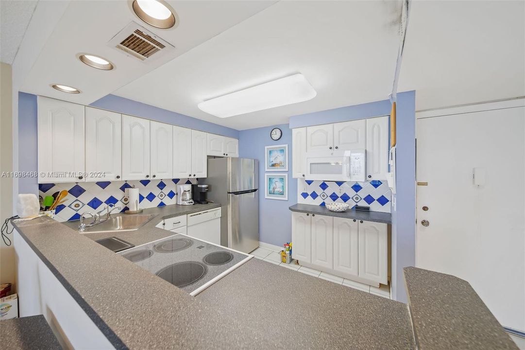 For Sale: $230,000 (1 beds, 1 baths, 719 Square Feet)