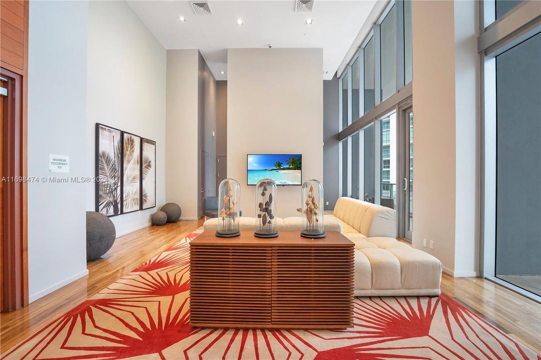 For Sale: $689,000 (1 beds, 1 baths, 701 Square Feet)