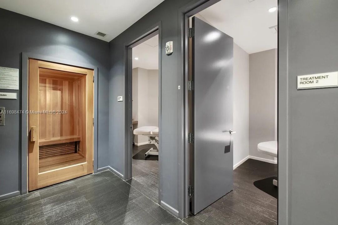 For Sale: $689,000 (1 beds, 1 baths, 701 Square Feet)