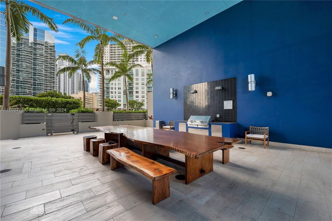 For Sale: $689,000 (1 beds, 1 baths, 701 Square Feet)