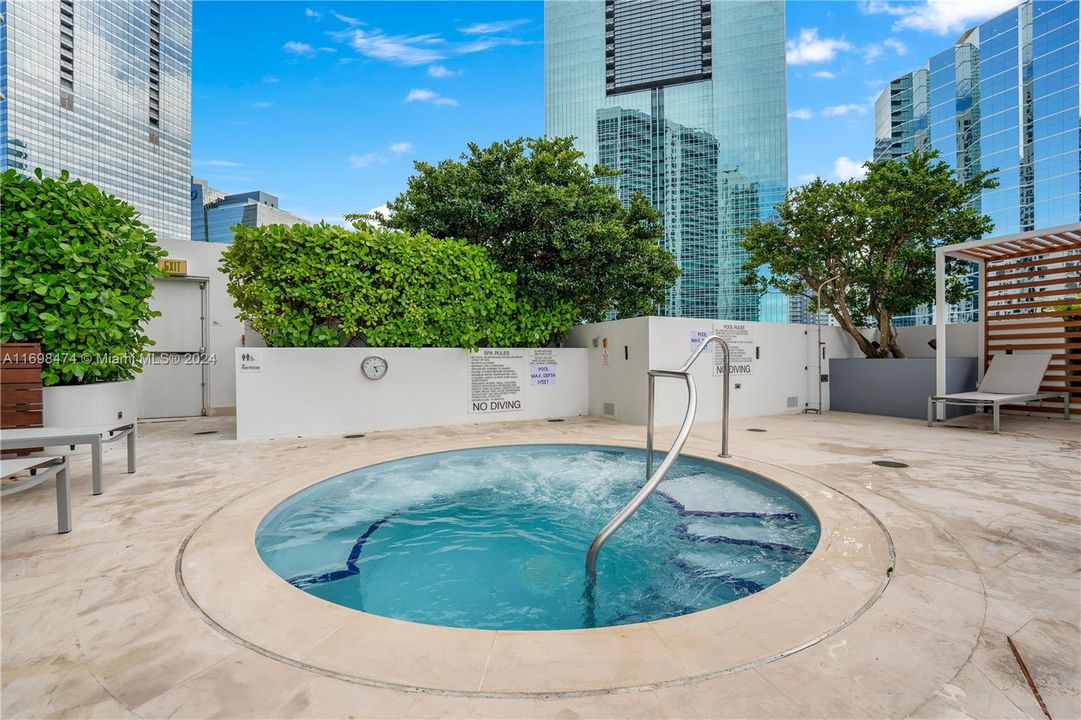 For Sale: $689,000 (1 beds, 1 baths, 701 Square Feet)