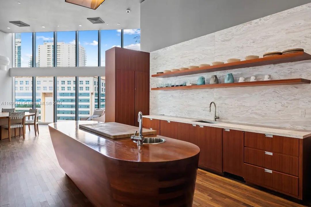 For Sale: $689,000 (1 beds, 1 baths, 701 Square Feet)