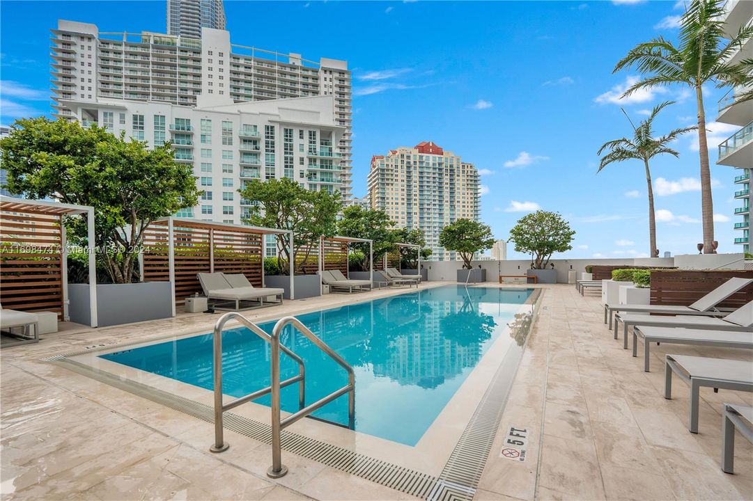 For Sale: $689,000 (1 beds, 1 baths, 701 Square Feet)